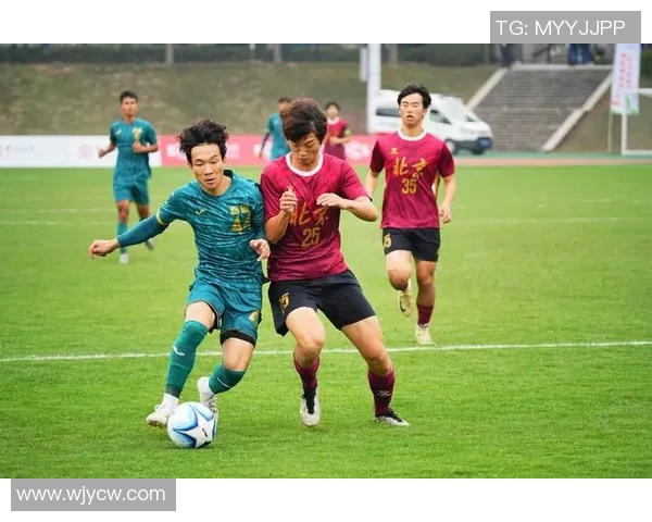 足球明星双手点赞展现运动精神与团队合作的完美结合