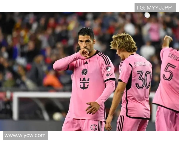 足球明星驾驭球车展现风采球场之外的精彩瞬间与激情碰撞 足球明星驾驭球车展现风采球场之外的精彩瞬间与激情碰撞